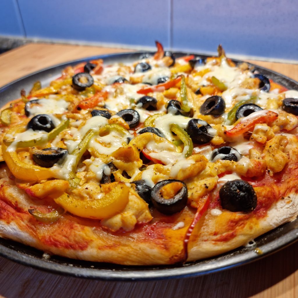 Descubre la irresistible pizza de pollo y pimientos